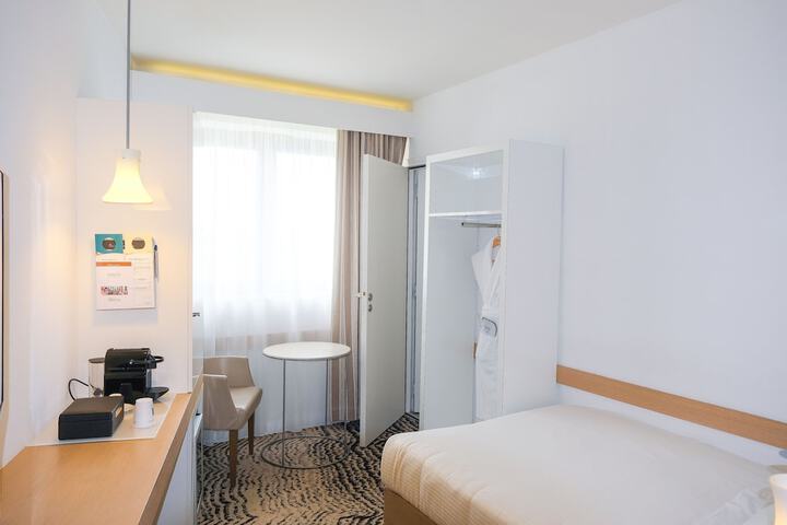 Room 10 of 62