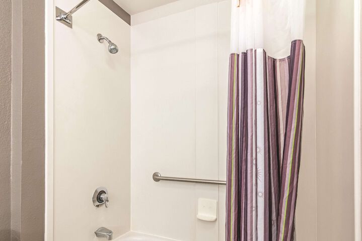 1 King Bed Mobility Hearing Impaired Accessible Room (9 of 24)