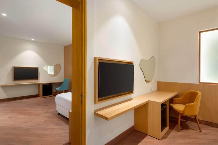 Room 8 of 33