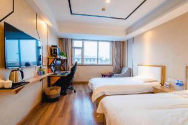 Room 7 of 9