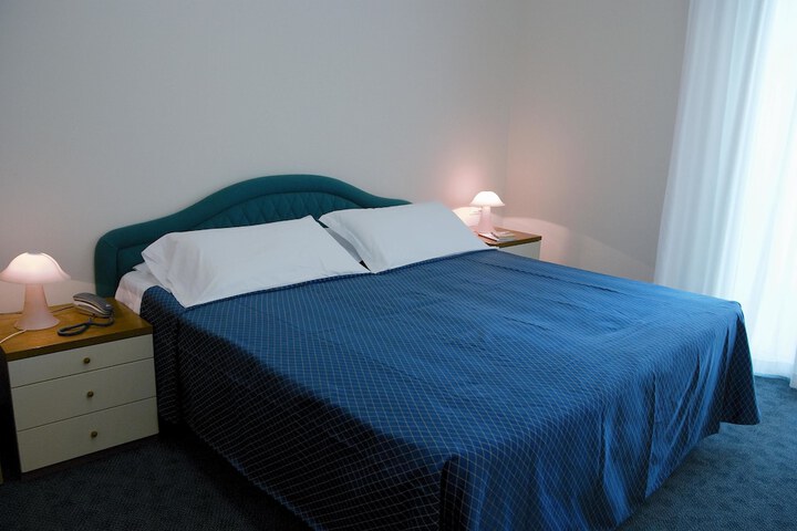 Room 7 of 34