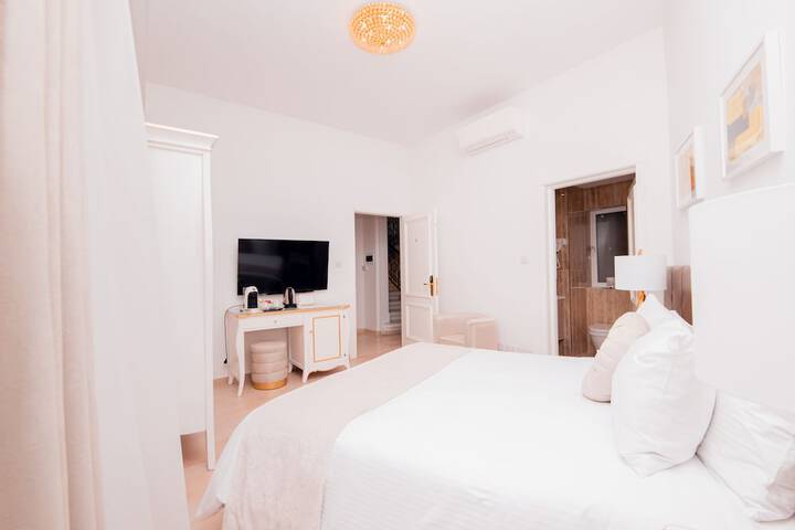 Room 15 of 77