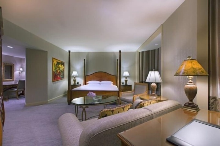Room 30 of 107