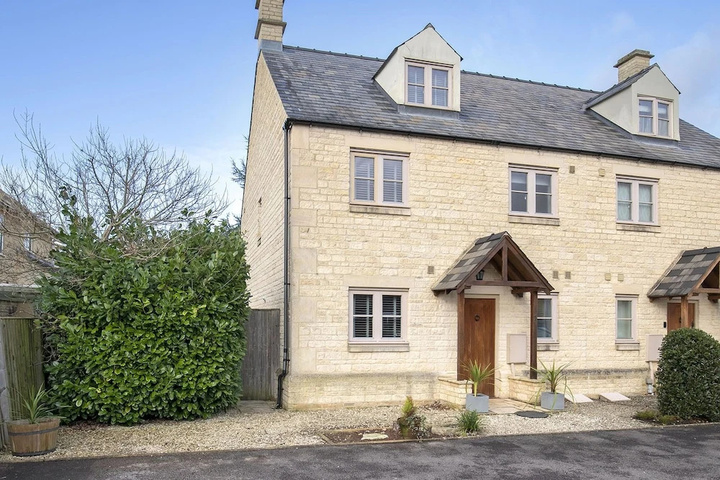 Elliot Oliver Cotswold Style 4 Bed House