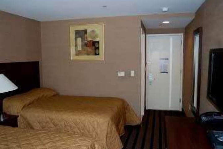 Room 4 of 8