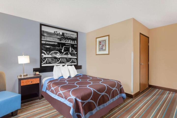 1 Queen Bed Accessible Room (14 of 17)