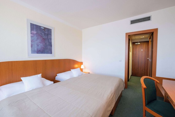 Room 12 of 84