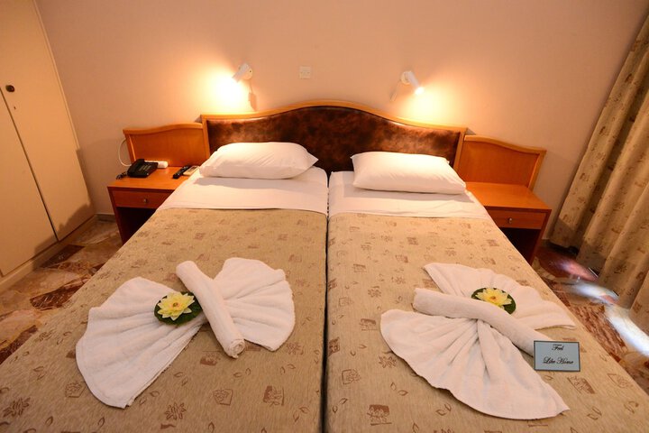 Room 44 of 228