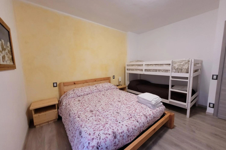 Room 5 of 12