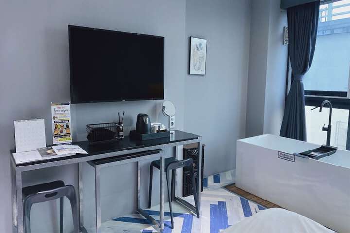 Room 2 of 184