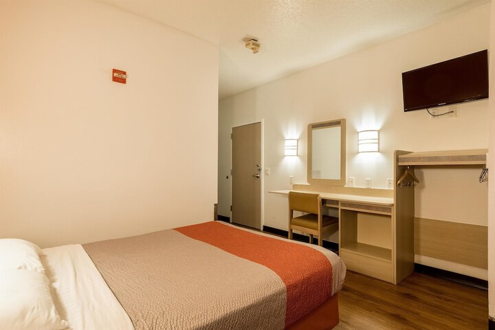 1 Queen Bed (8 of 16)