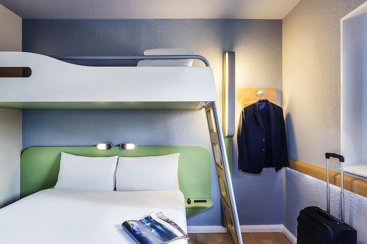 Room 33 of 77