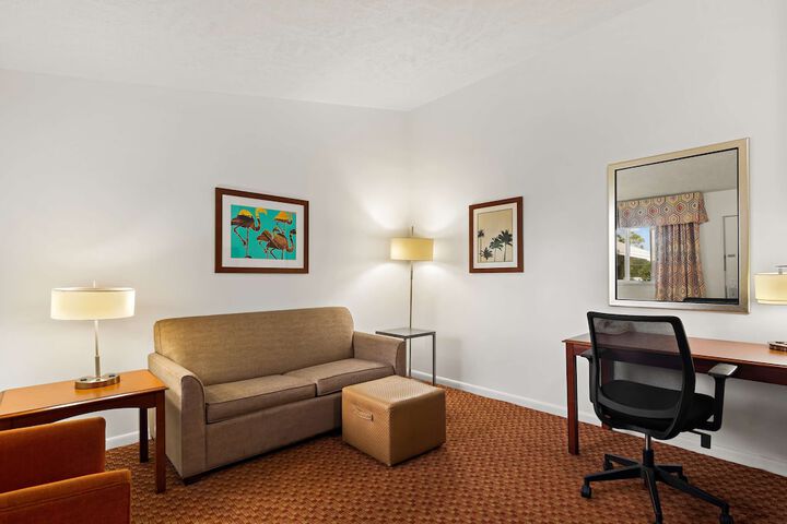 Suite 1 King Bed High Speed Internet Accessible Sofa Bed Refrigerator, Coffee Maker Full Breakfast (24 of 24)