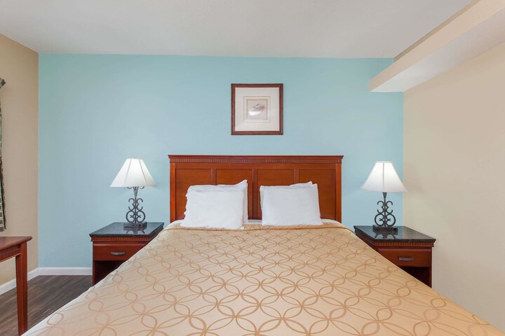 1 King Bed (11 of 12)