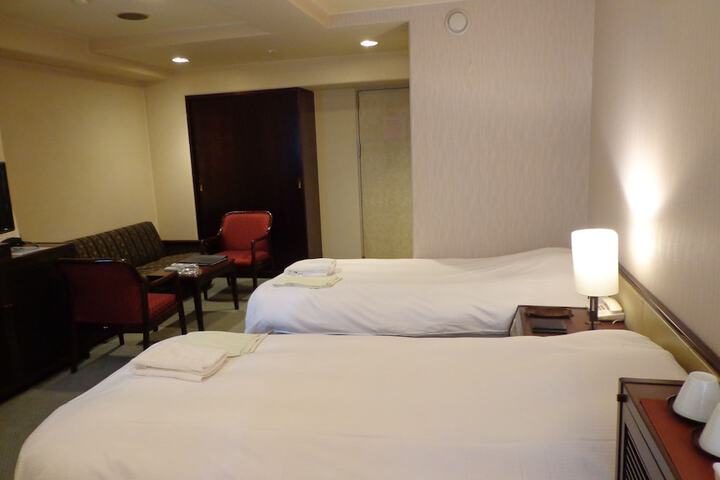 Room 2 of 16