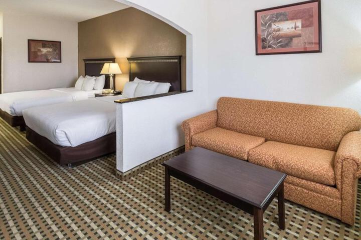 1 Queen Bed Accessible (8 of 19)