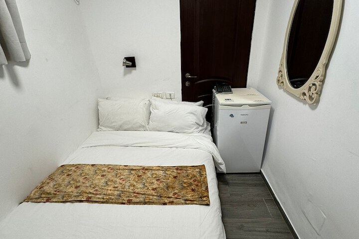 Room 27 of 90