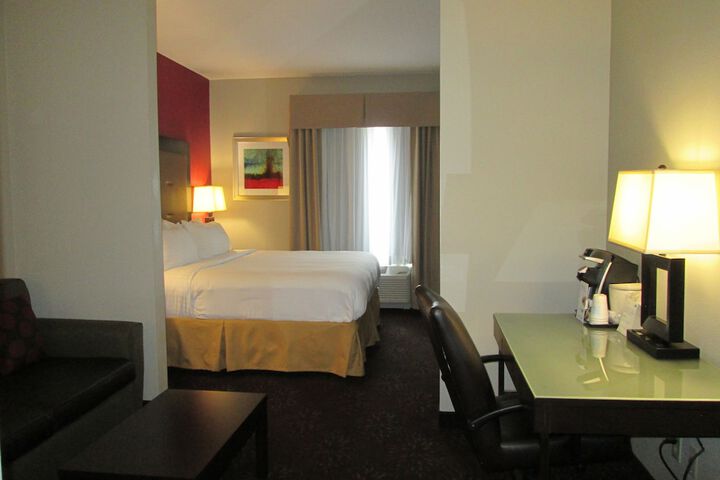 1 King Bed (5 of 32)