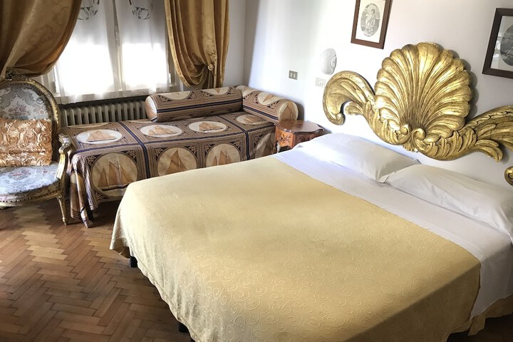 Room 14 of 32