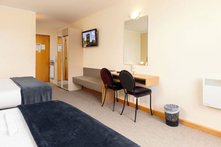 Room 4 of 33