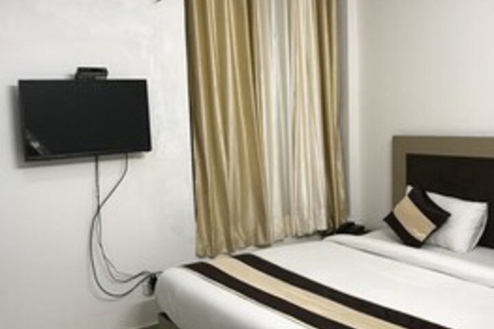 Room 12 of 27
