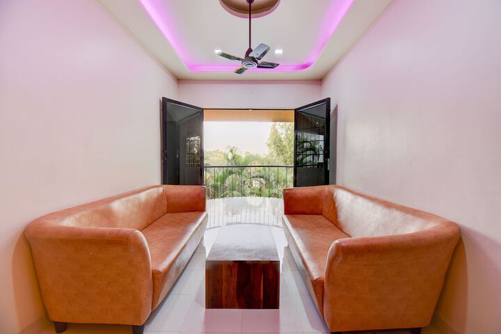 Lounge 34 of 60
