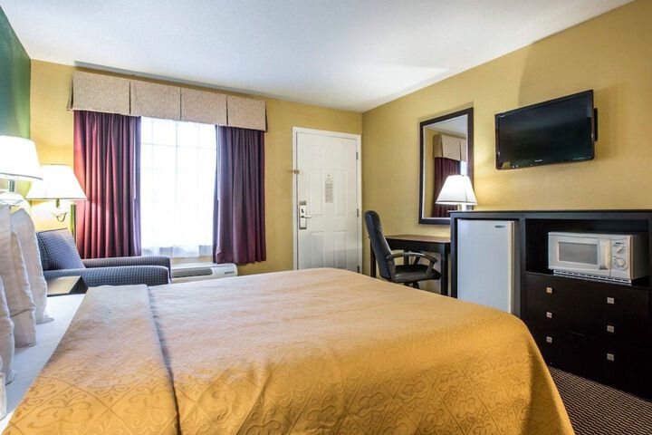 1 Queen Bed Accessible Room (8 of 13)