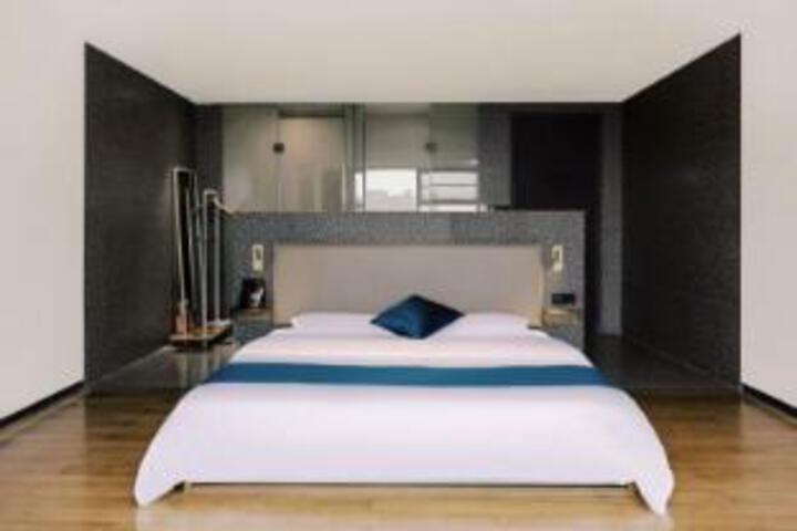 Room 9 of 11