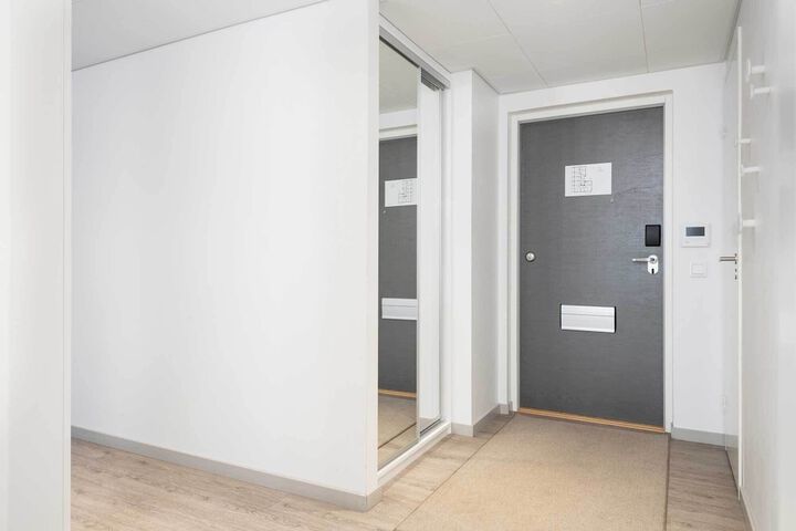 Room 12 of 76