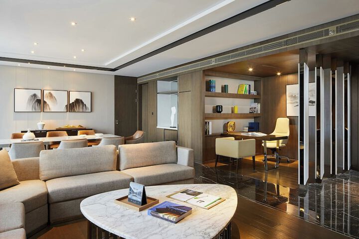 Room 33 of 82
