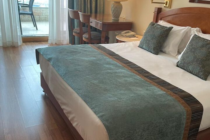 Room 5 of 42