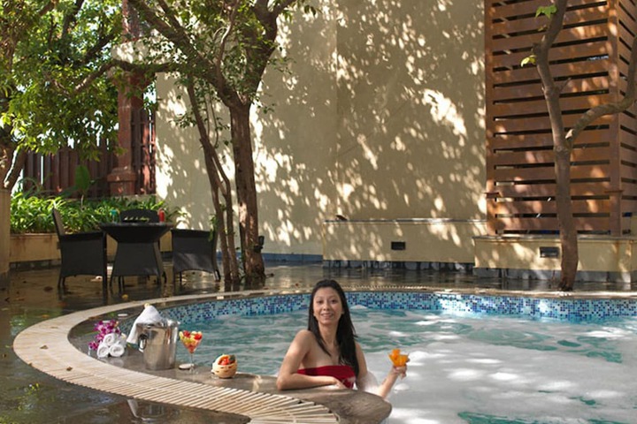 Hotel Pool