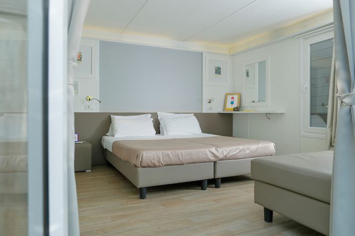 Room 9 of 165