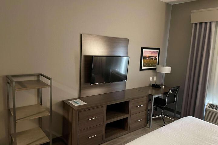 1 King Bed Microwave and Refrigerator Full Breakfast (1 of 15)