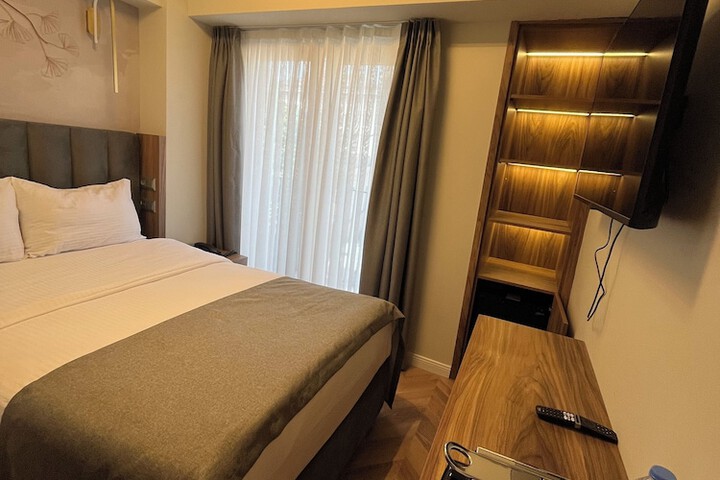 Room 8 of 33