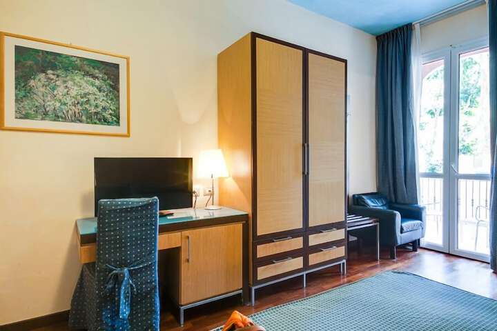 Room 17 of 38