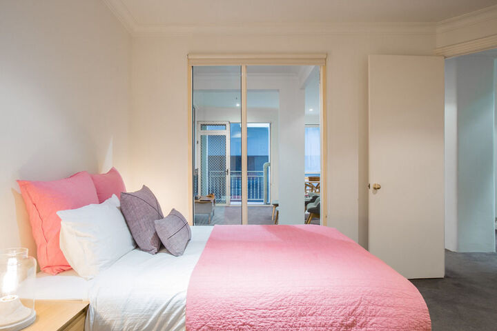 Room 4 of 8