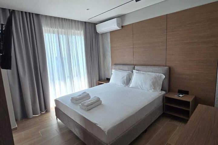 Room 33 of 77