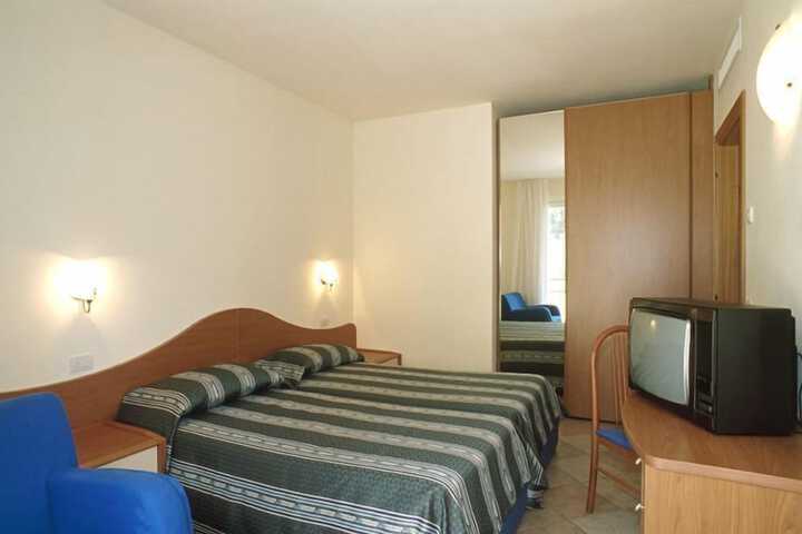 Room 7 of 104