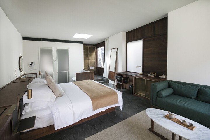 Room 10 of 77