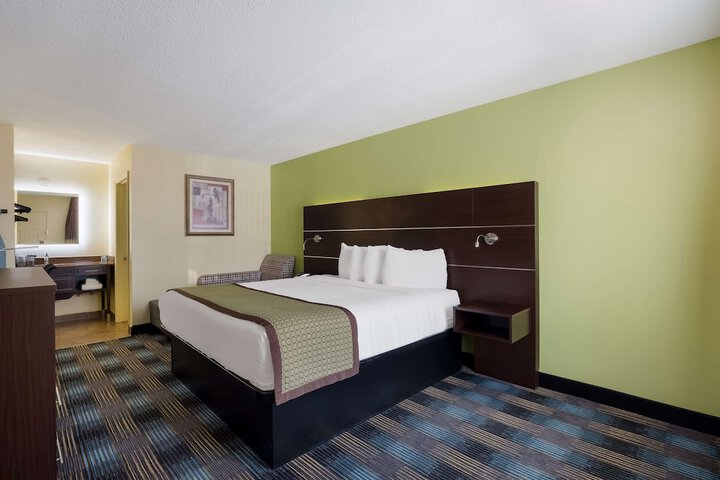 1 King Bed (8 of 18)