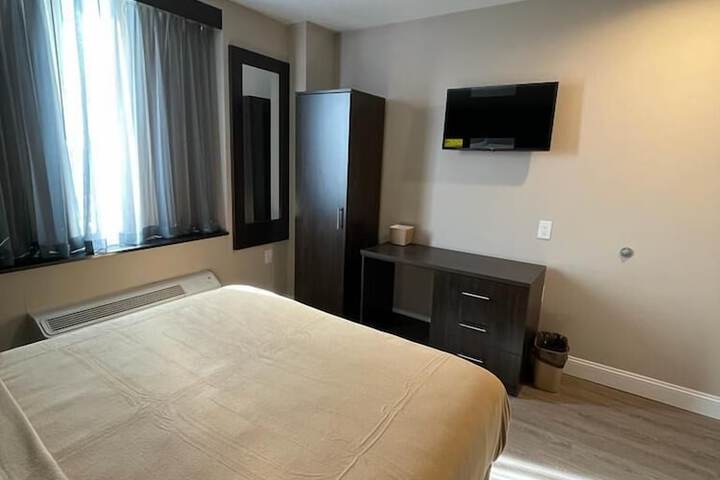 Basic Queen Bed (6 of 10)