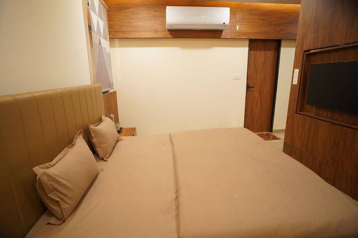 Room 7 of 32