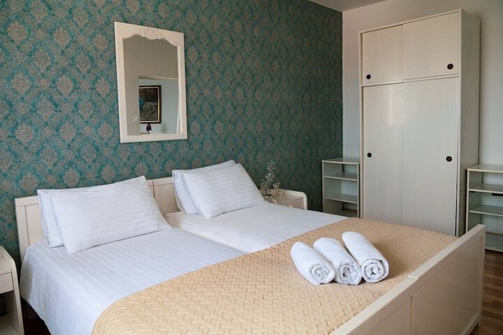Room 25 of 102