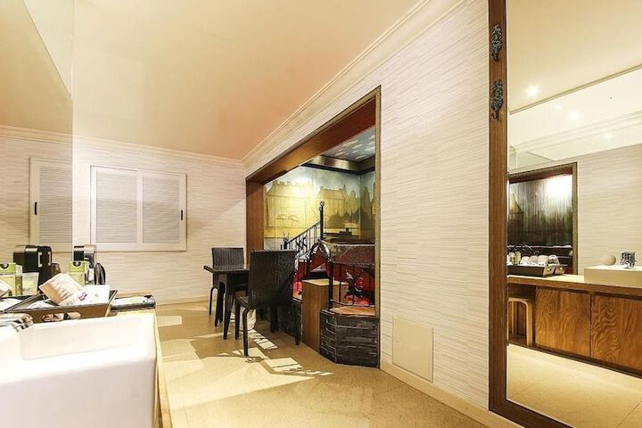 Room 32 of 57
