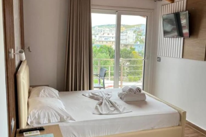 Room 2 of 53