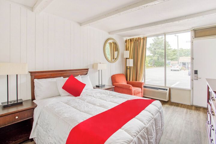 1 Queen Bed (4 of 7)