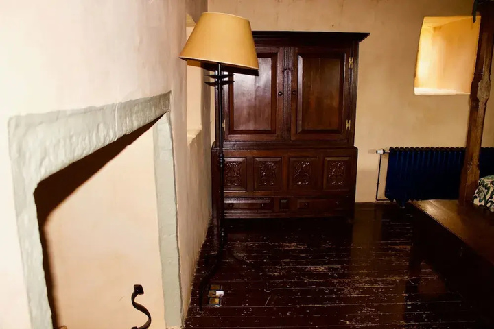 Room 4 of 18