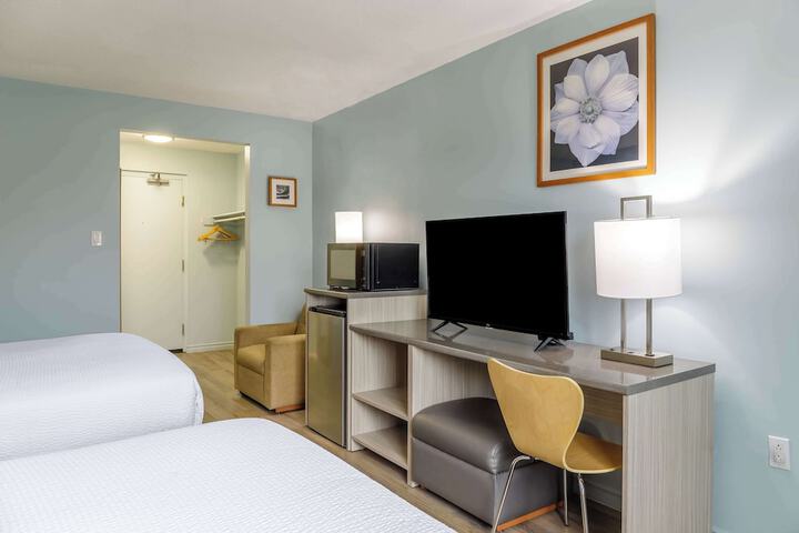 Deluxe Room 1 Queen Bed (5 of 18)
