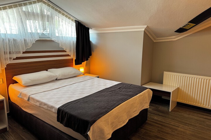 Room 33 of 85